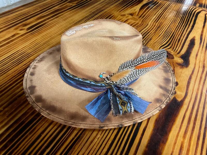 Águila brown rugged hat with blue bands and feathers by YeeHaTx